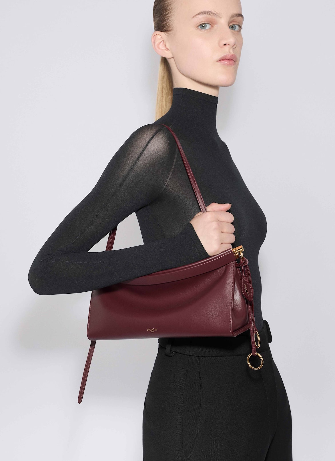 LE CLICK EAST WEST MEDIUM BAG IN LEATHER ALAÏA GARNET RED LE CLICK EAST WEST MEDIUM BAG IN LEATHER